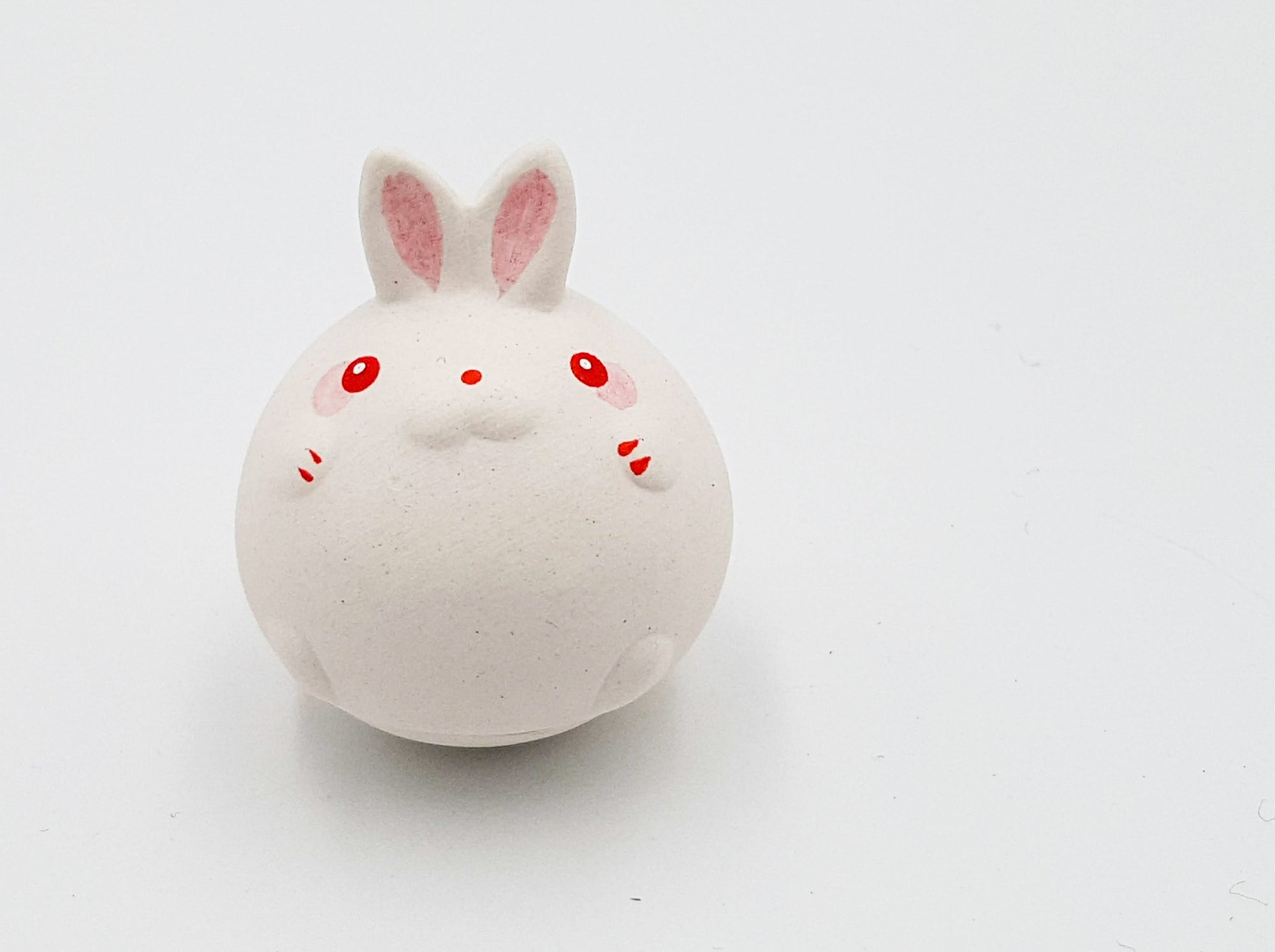 Figurine porte-bonheur culbuto en terre cuite fait main au Japon