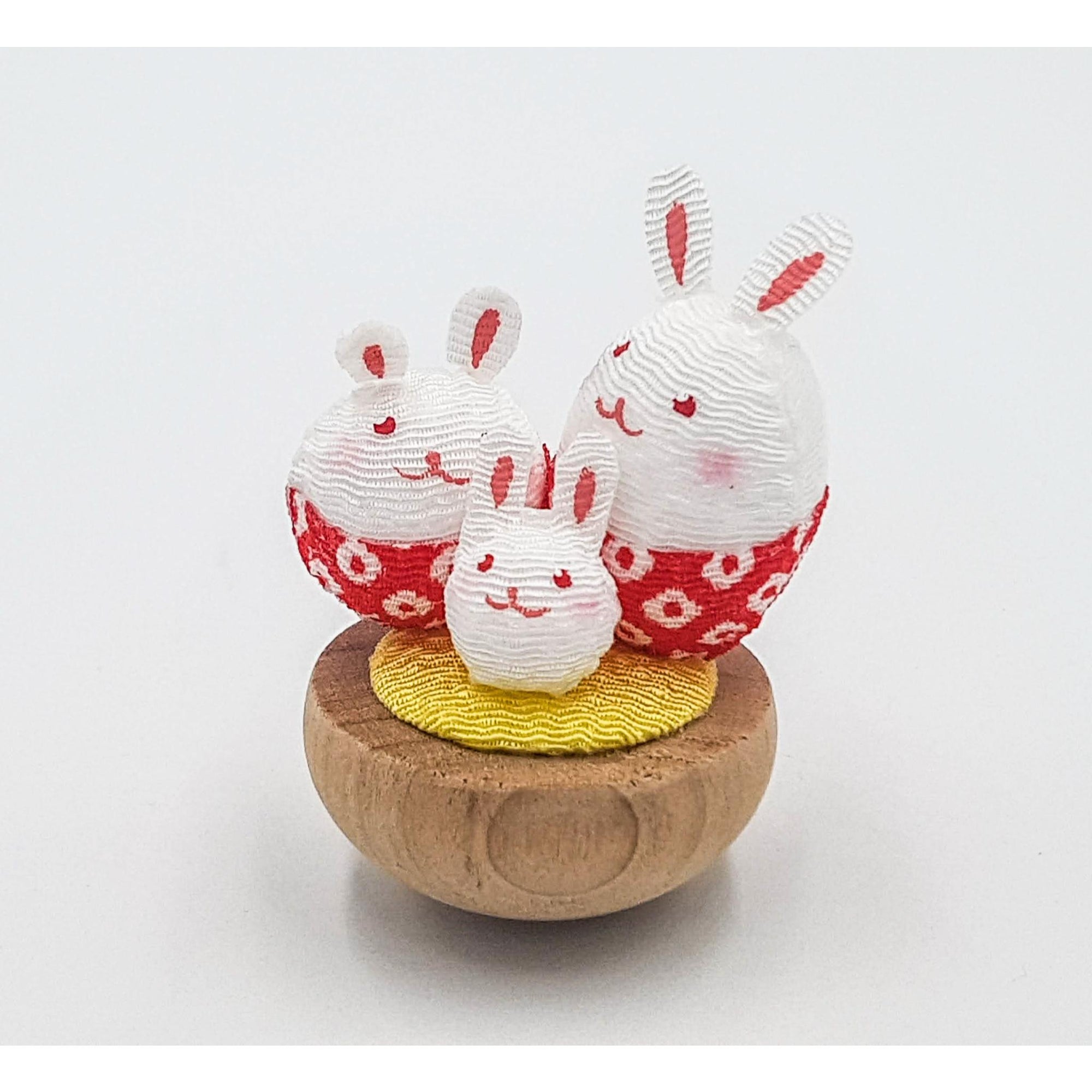 Figurine porte-bonheur japonais Famille Animaux en tissu chirimen et bois fait main artisanal au Japon