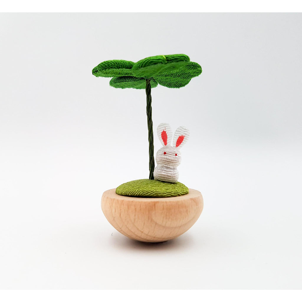 Figurine porte-bonheur yura yura japonais trèfle et animaux en bois et tissu chirimen