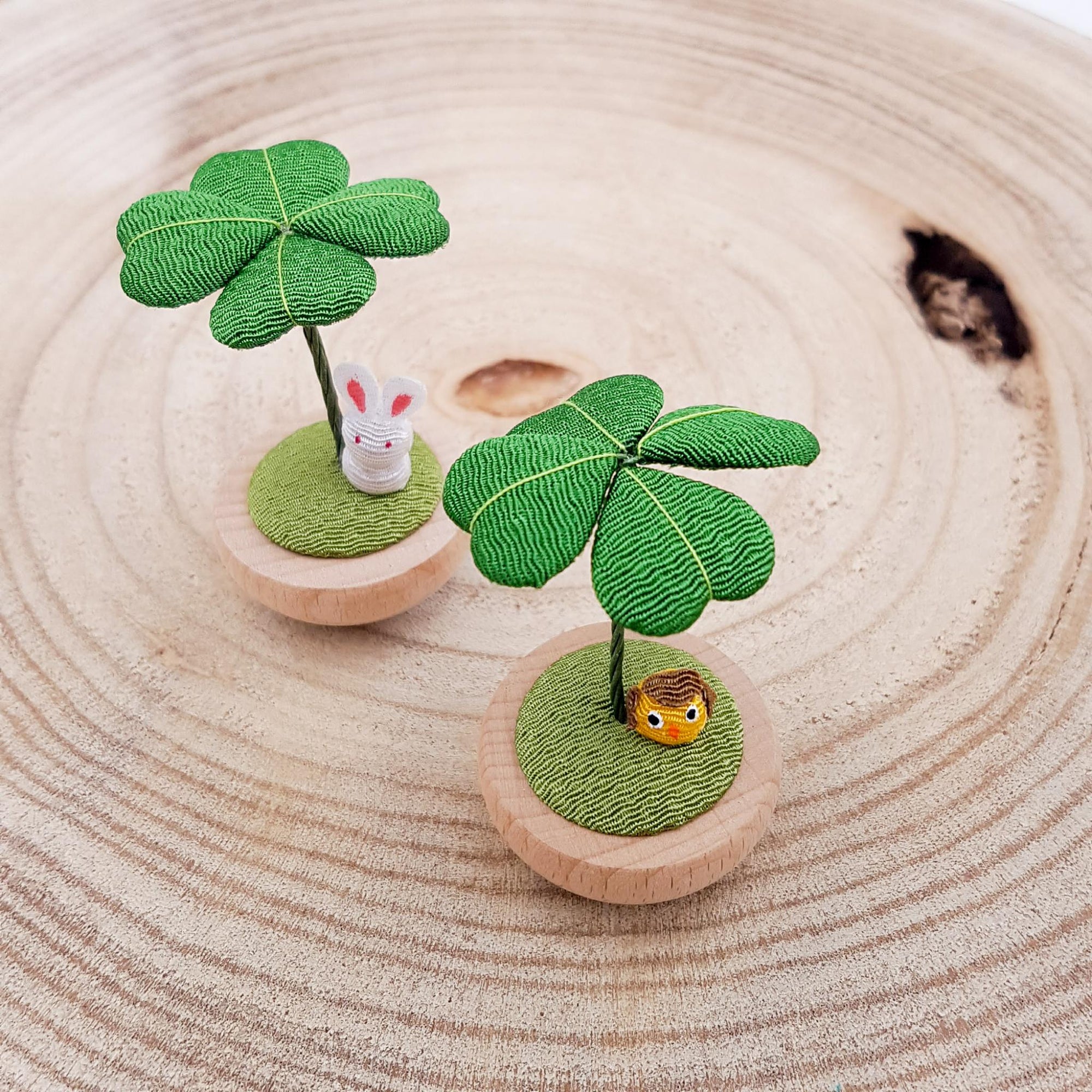 Figurine porte-bonheur yura yura japonais trèfle et animaux en bois et tissu chirimen