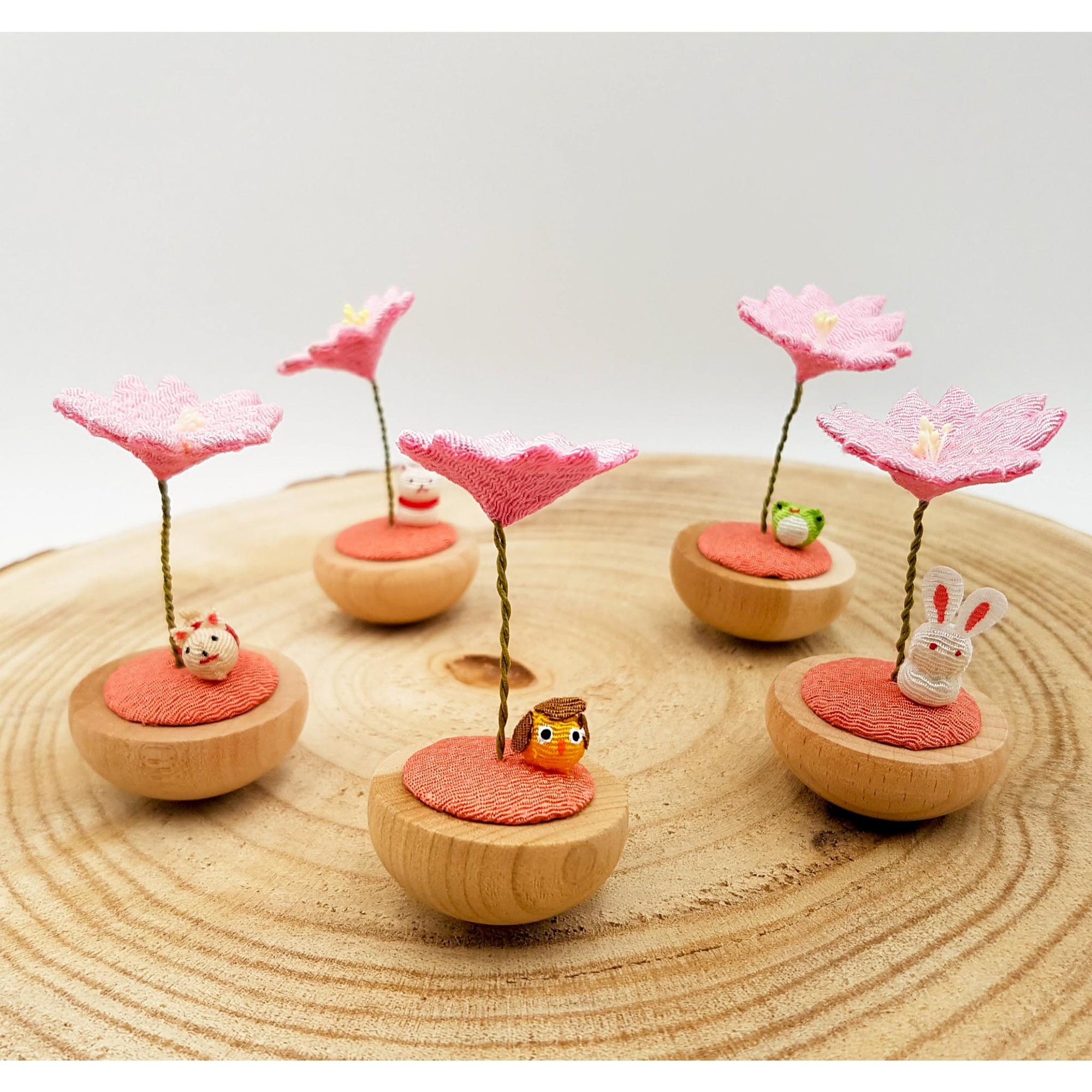 Figurine porte-bonheur yura yura japonais sakura et animaux en bois et tissu chirimen