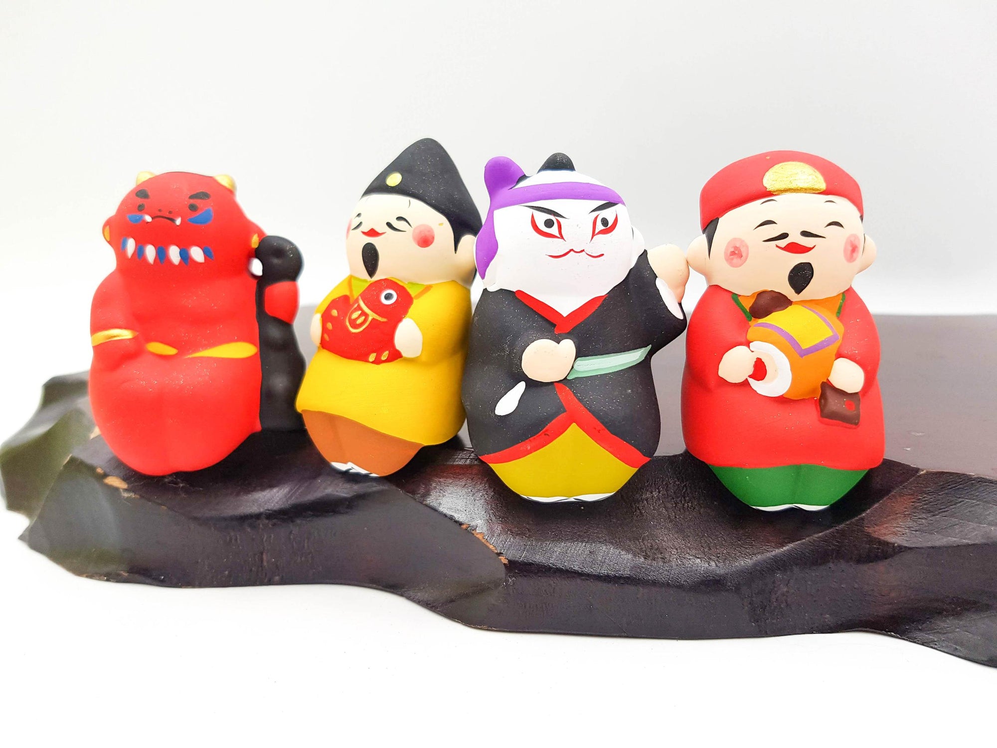 Figurines Osuwari assises en terre cuite et peint Japon fait main artisanal