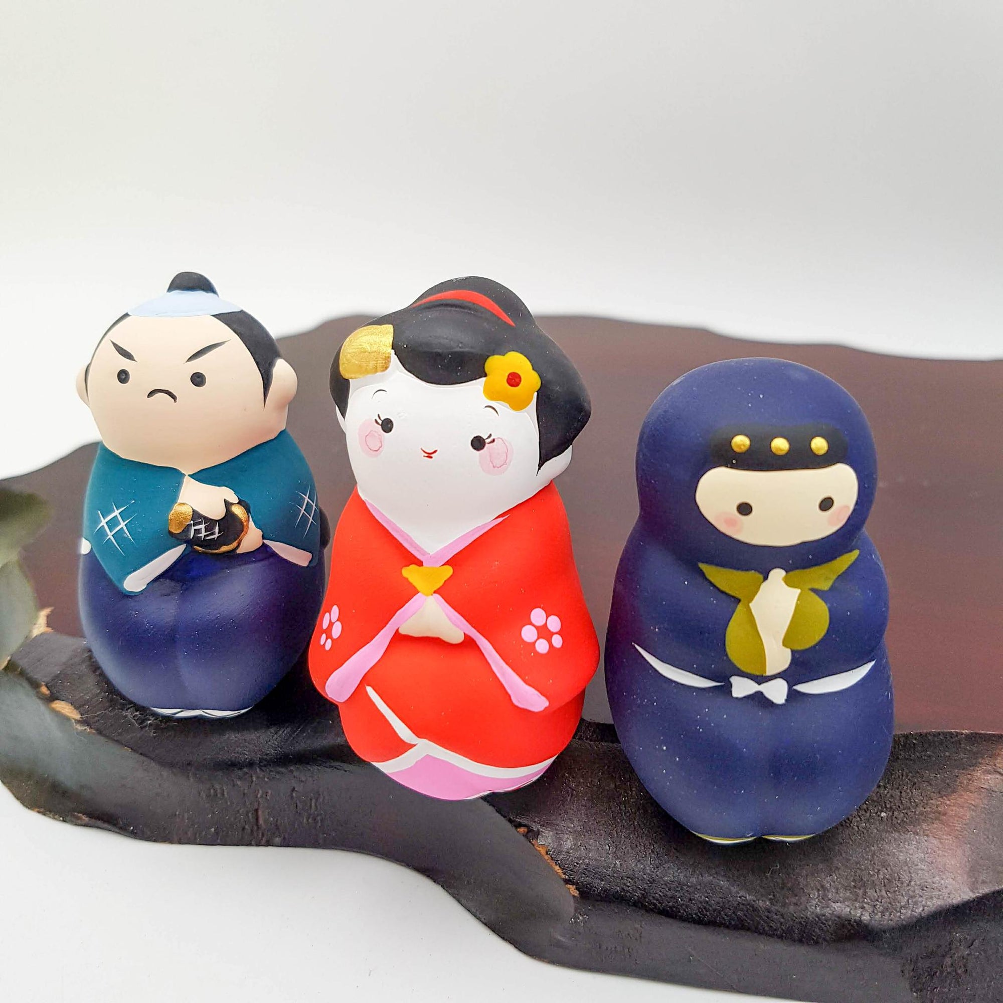 Figurines Osuwari assises en terre cuite et peint Japon fait main artisanal