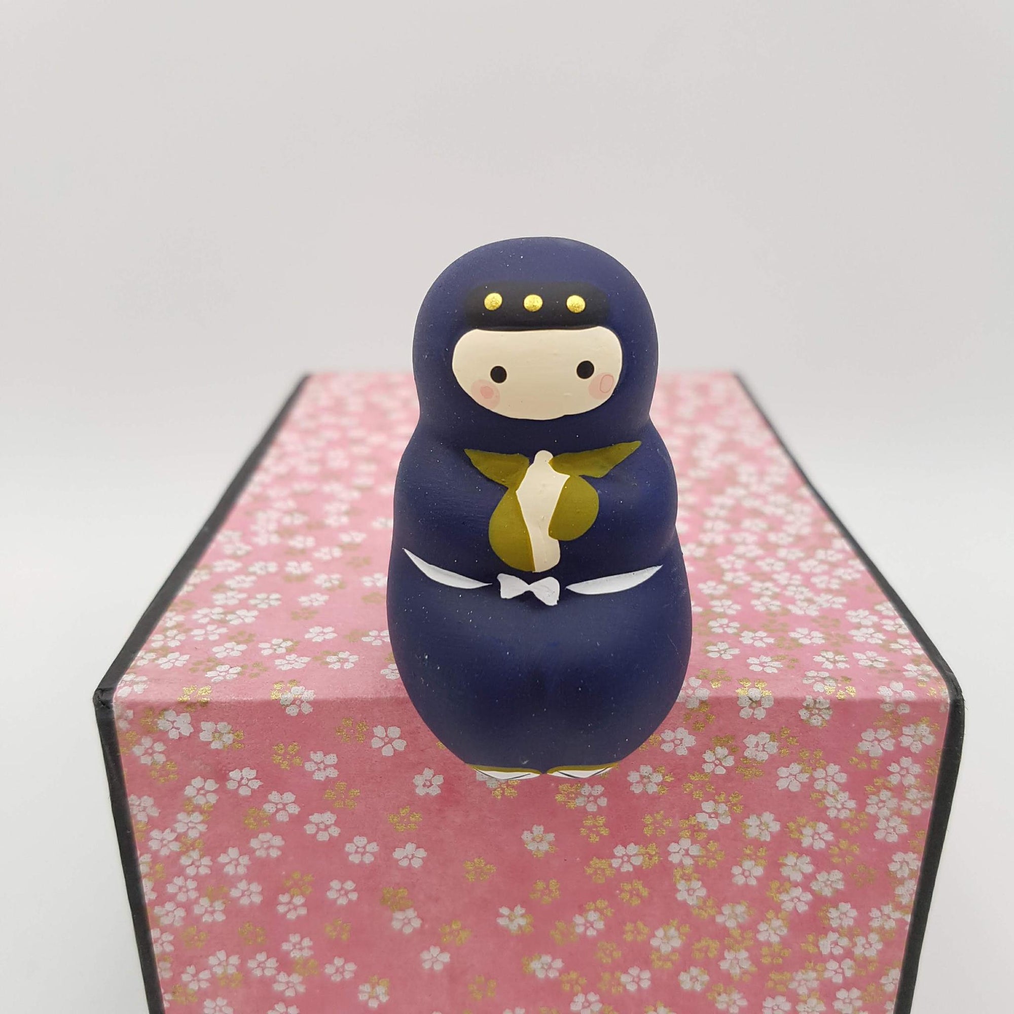 Figurines Osuwari assises en terre cuite et peint Japon fait main artisanal