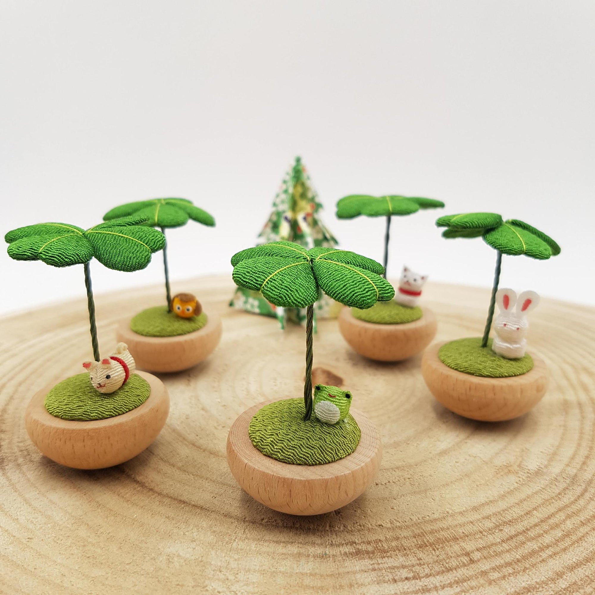 Figurine porte-bonheur yura yura japonais trèfle et animaux en bois et tissu chirimen