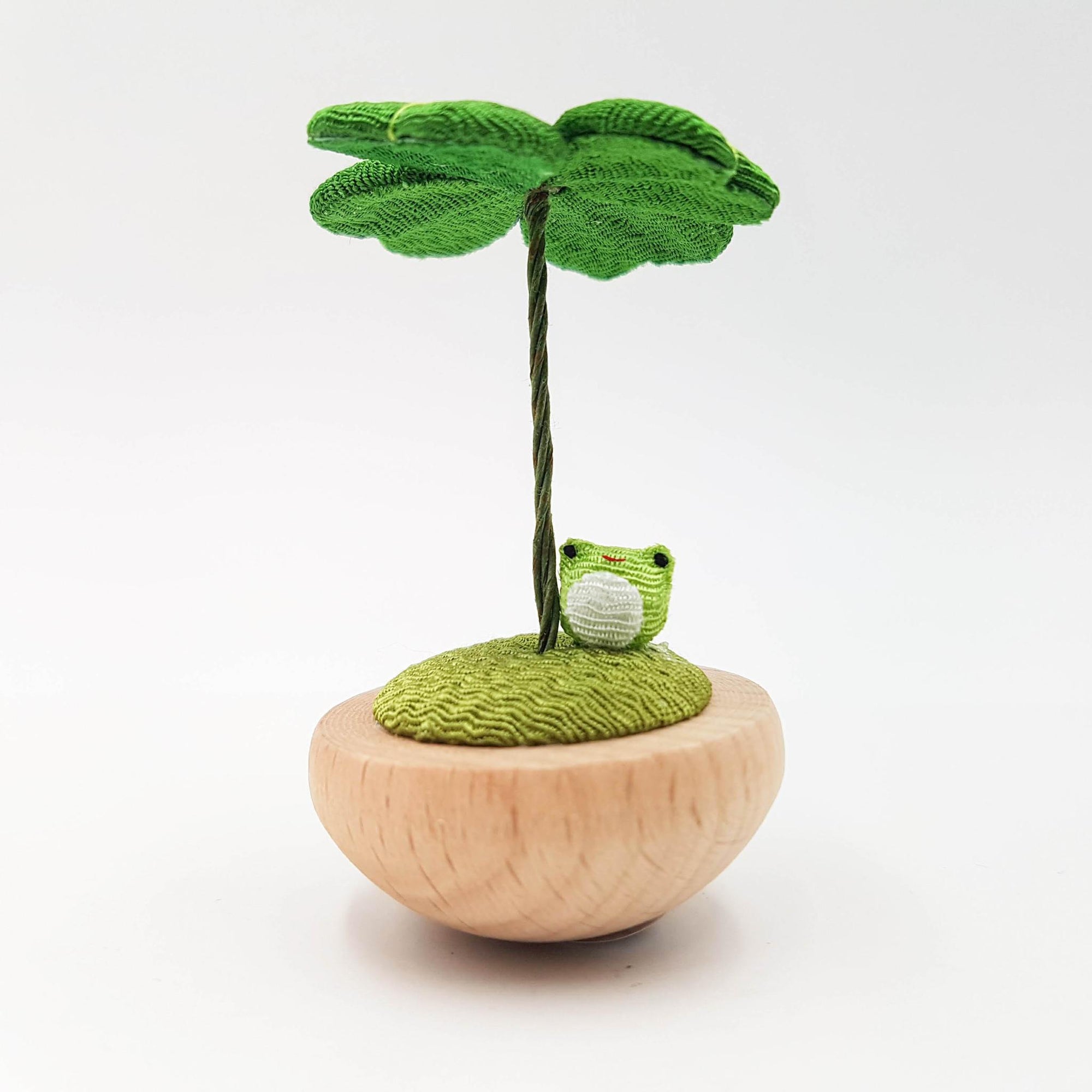 Figurine porte-bonheur yura yura japonais trèfle et animaux en bois et tissu chirimen