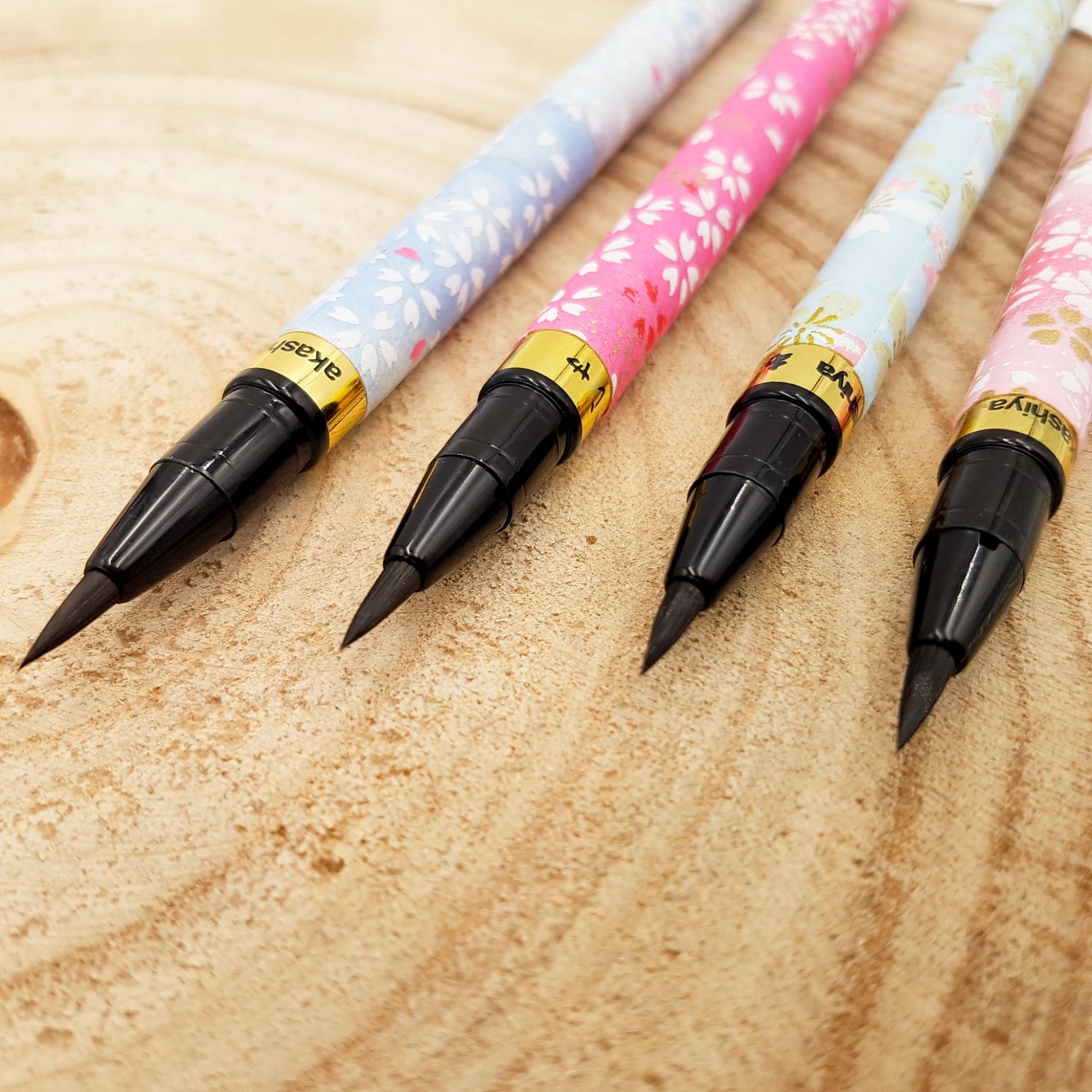 Stylo calligraphique japonais à encre avec décoration papier chiyogami