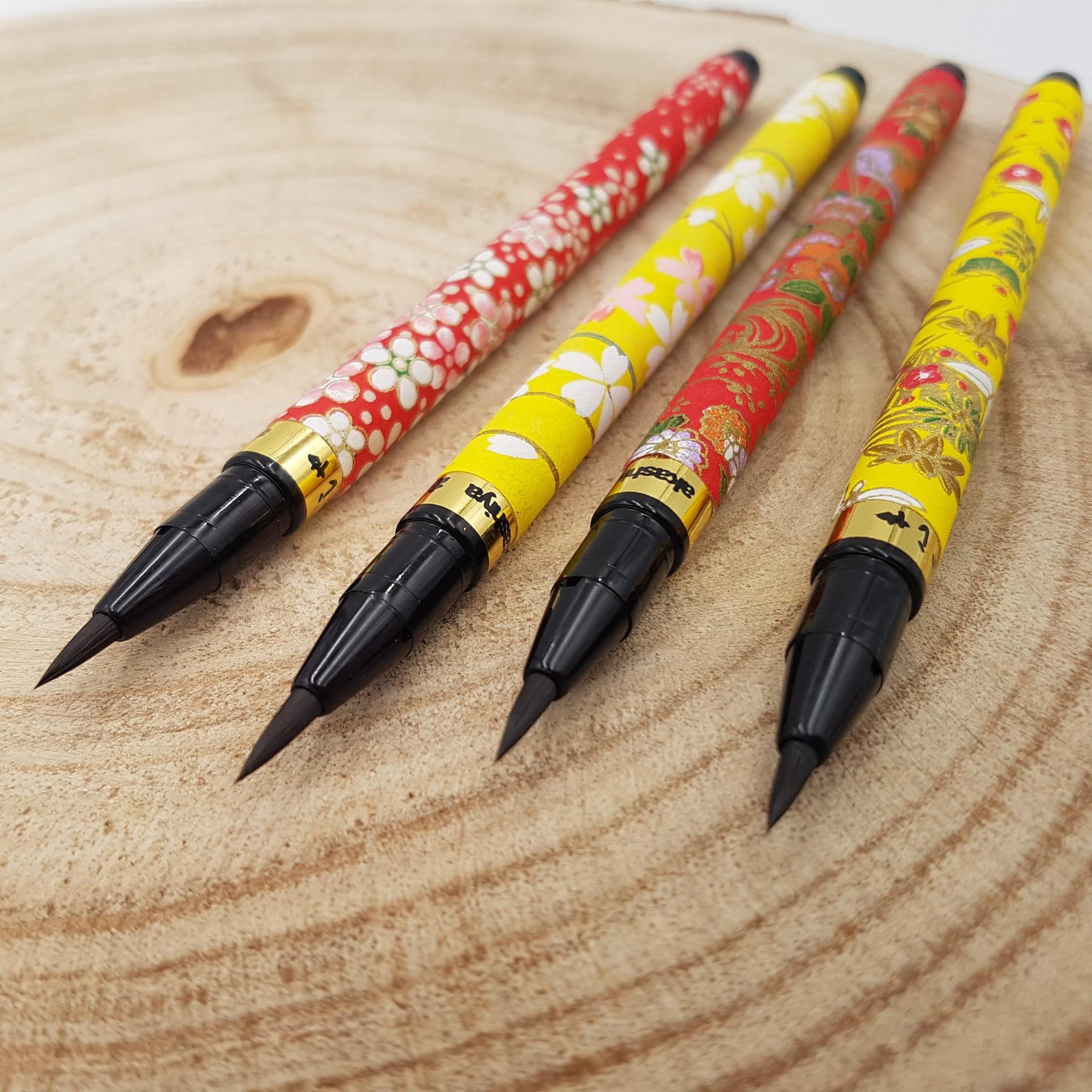 Stylo calligraphique japonais à encre avec décoration papier chiyogami