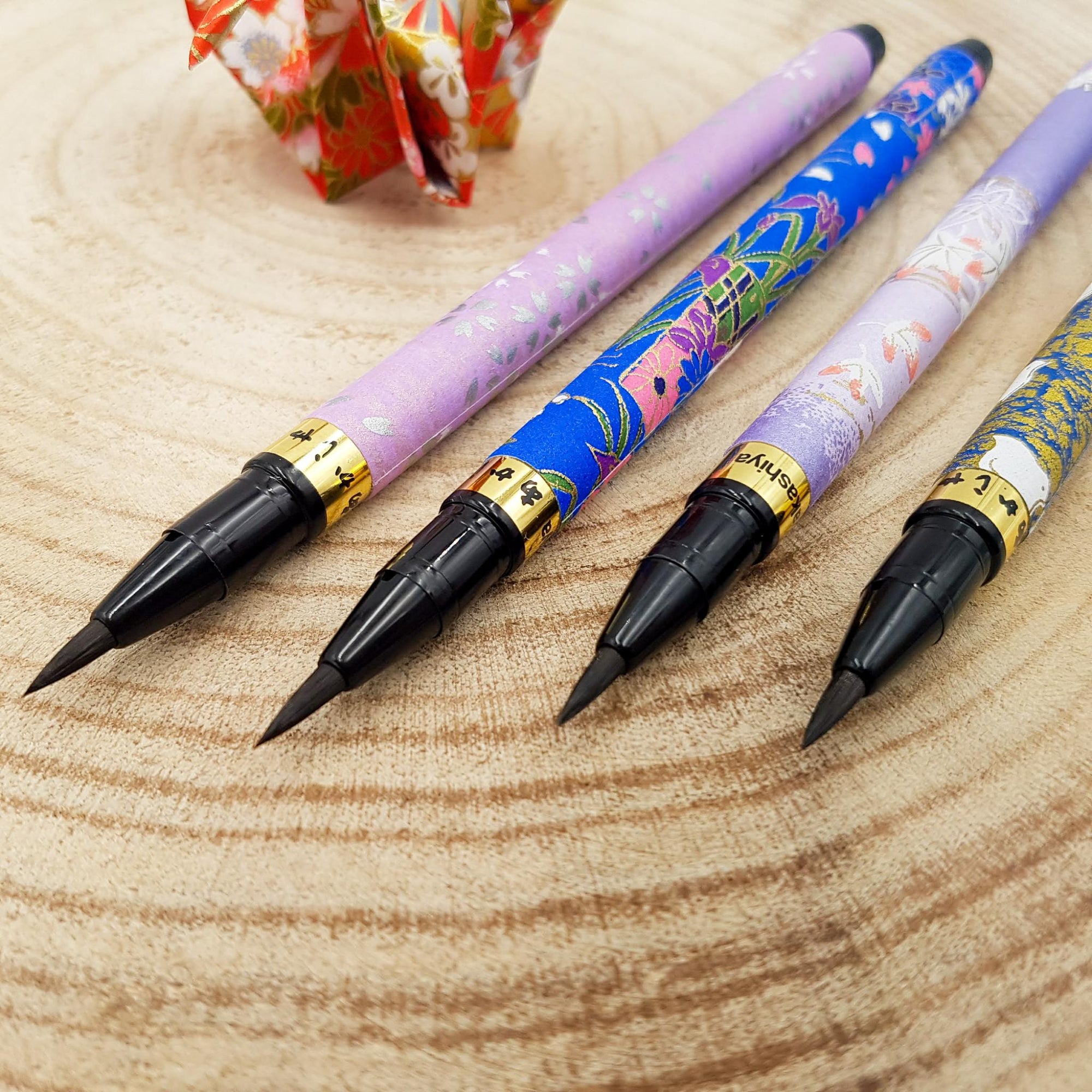 Stylo calligraphique japonais à encre avec décoration papier chiyogami