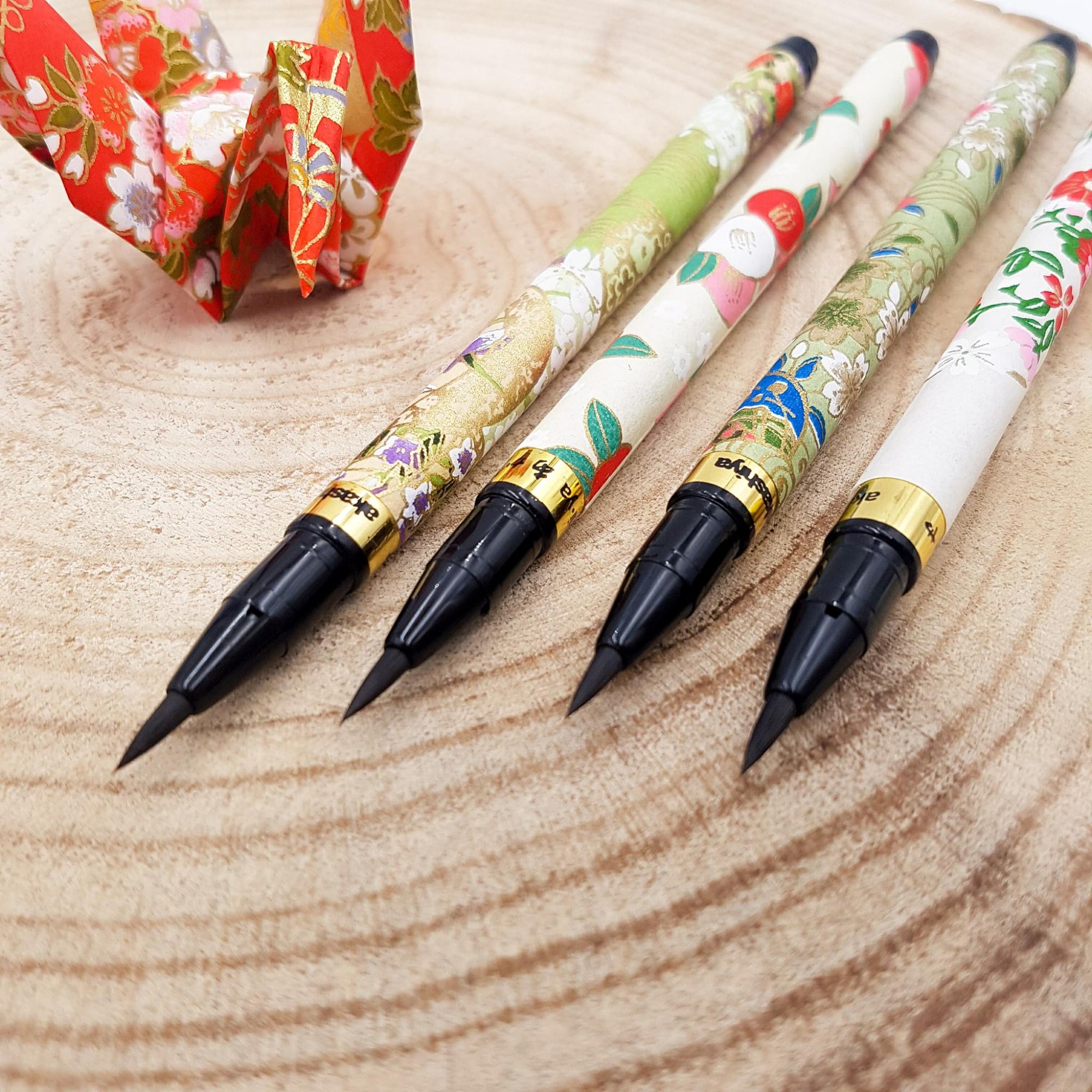 Stylo calligraphique japonais à encre avec décoration papier chiyogami