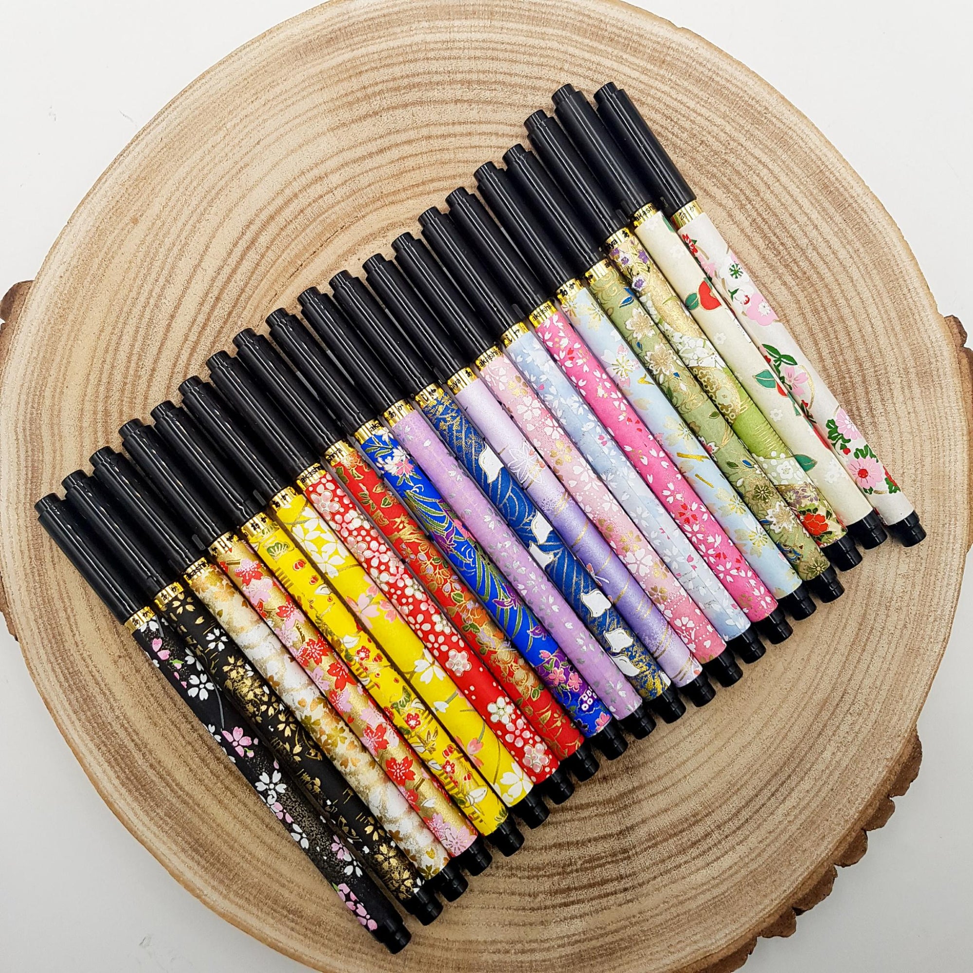 Stylo calligraphique japonais à encre avec décoration papier chiyogami