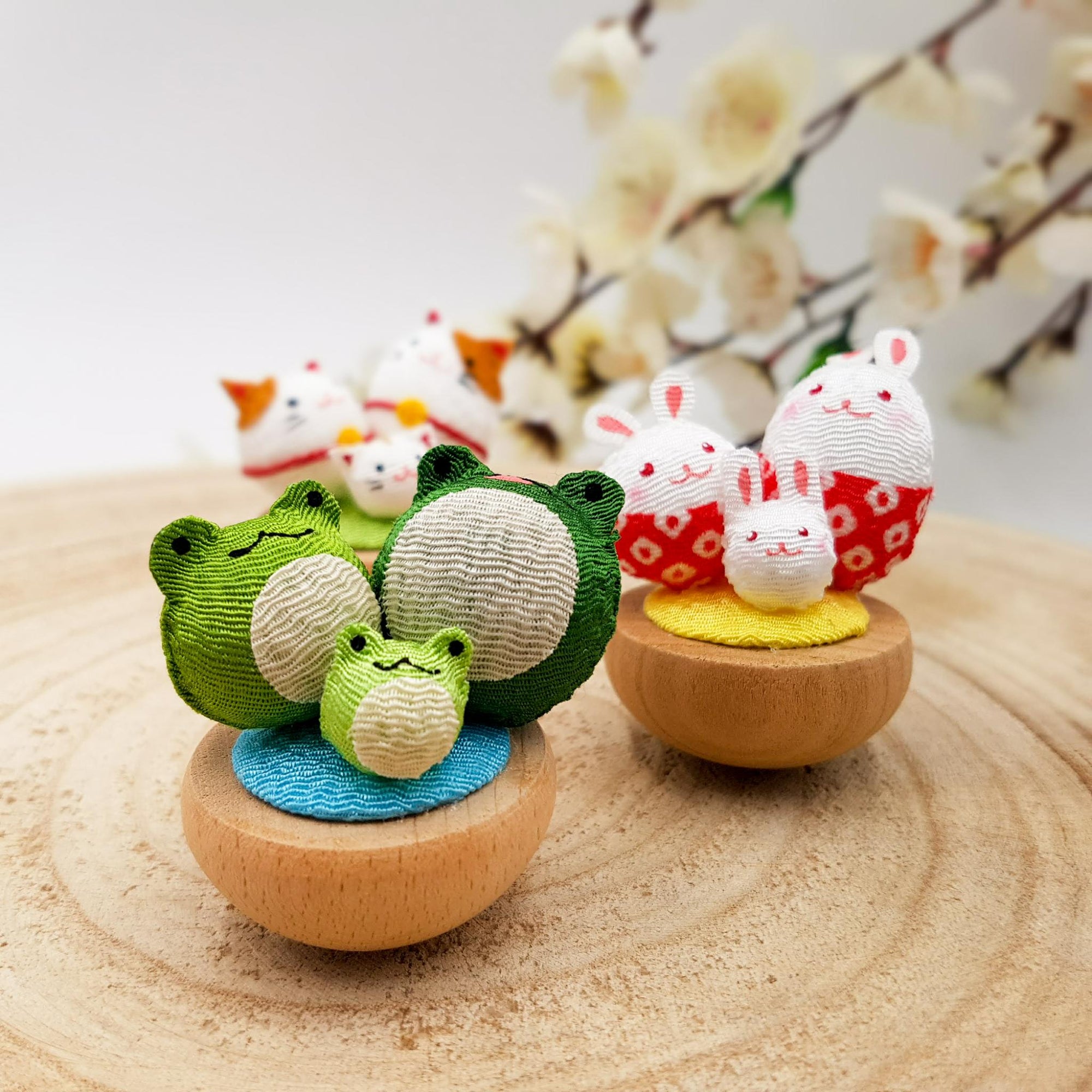 Figurine porte-bonheur japonais Famille Animaux en tissu chirimen et bois fait main artisanal au Japon