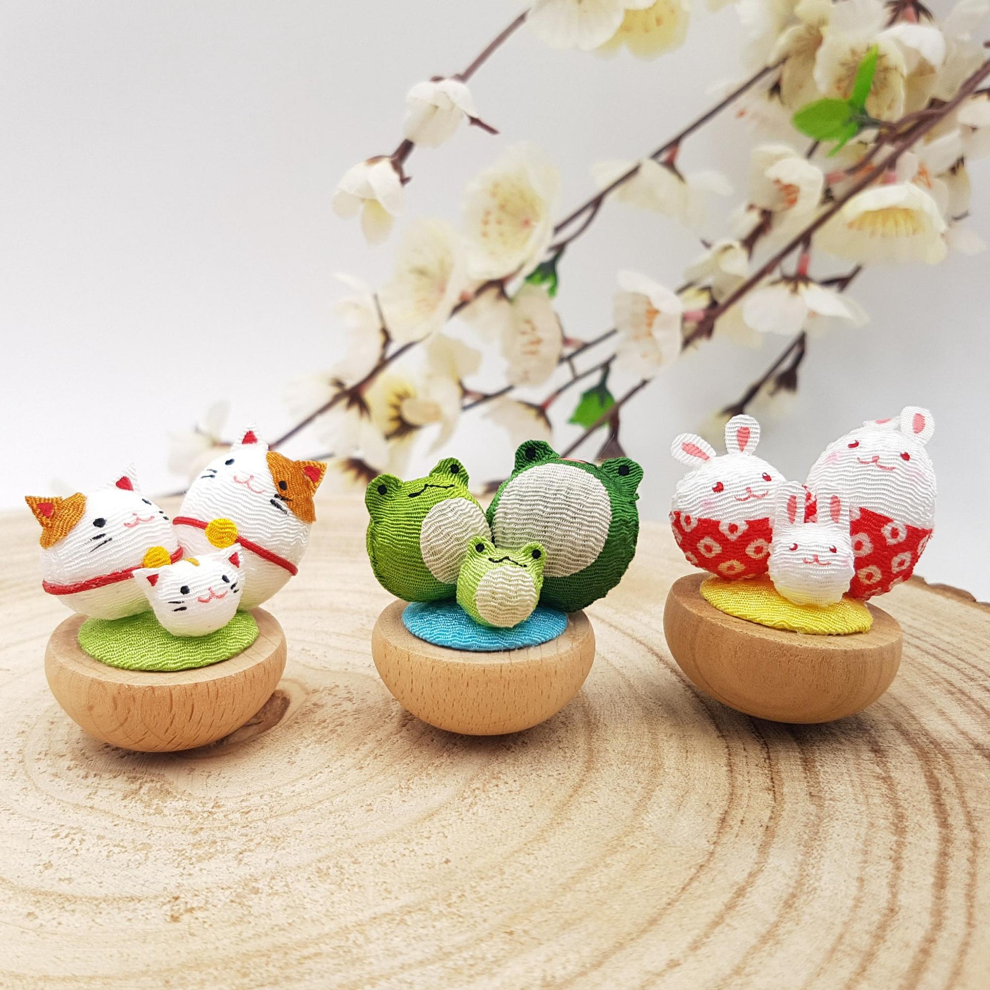 Figurine porte-bonheur japonais Famille Animaux en tissu chirimen et bois fait main artisanal au Japon