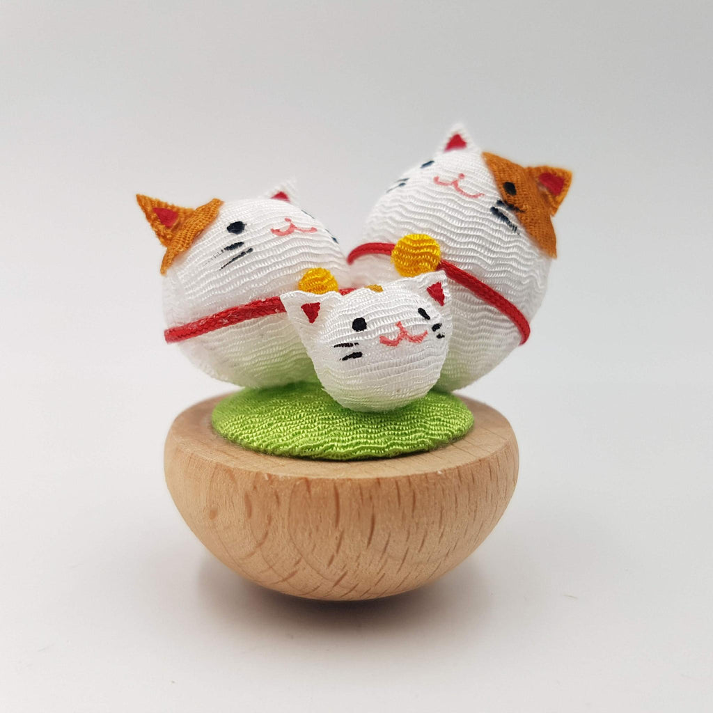 Figurine porte-bonheur japonais Famille Animaux en tissu chirimen et bois fait main artisanal au Japon