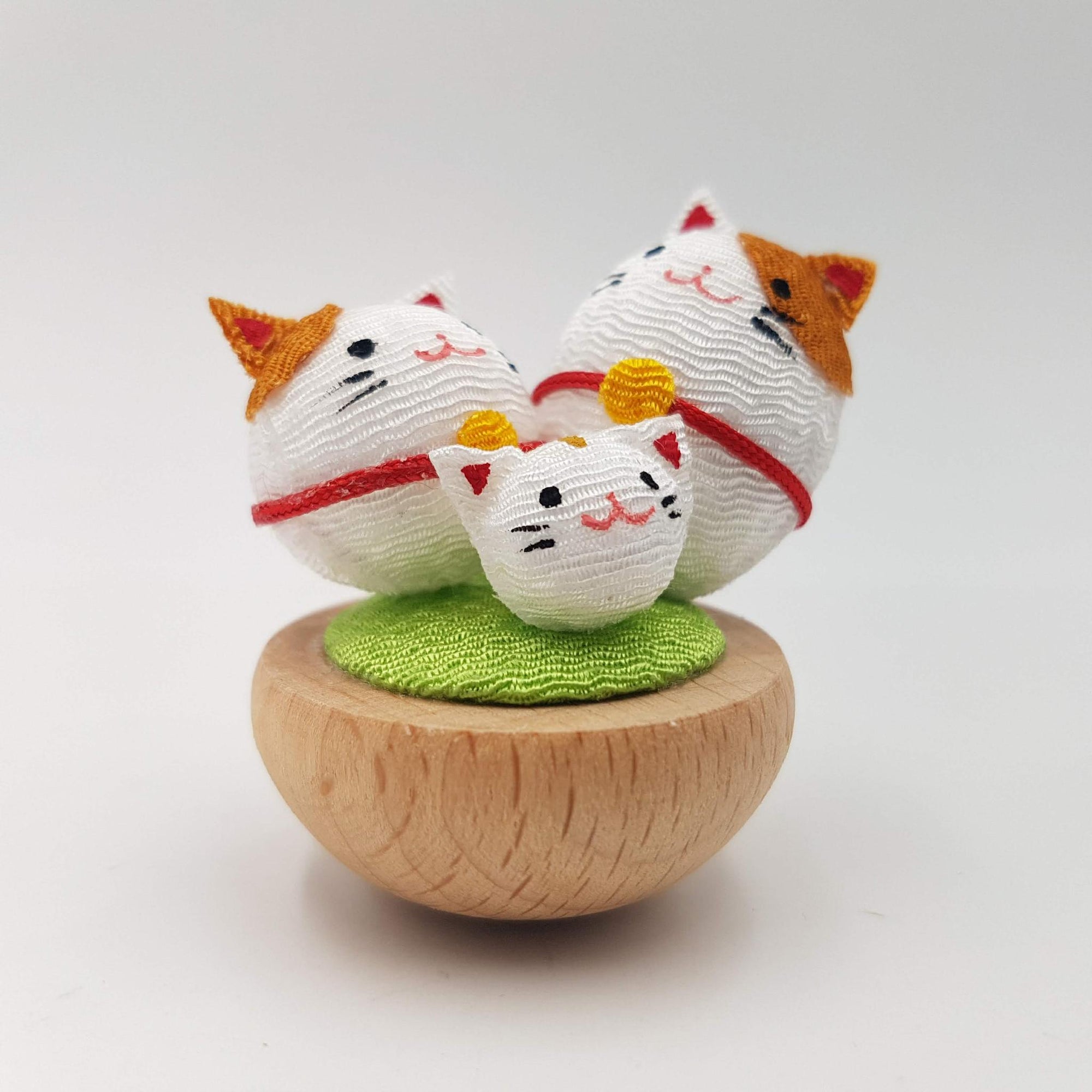 Figurine porte-bonheur japonais Famille Animaux en tissu chirimen et bois fait main artisanal au Japon
