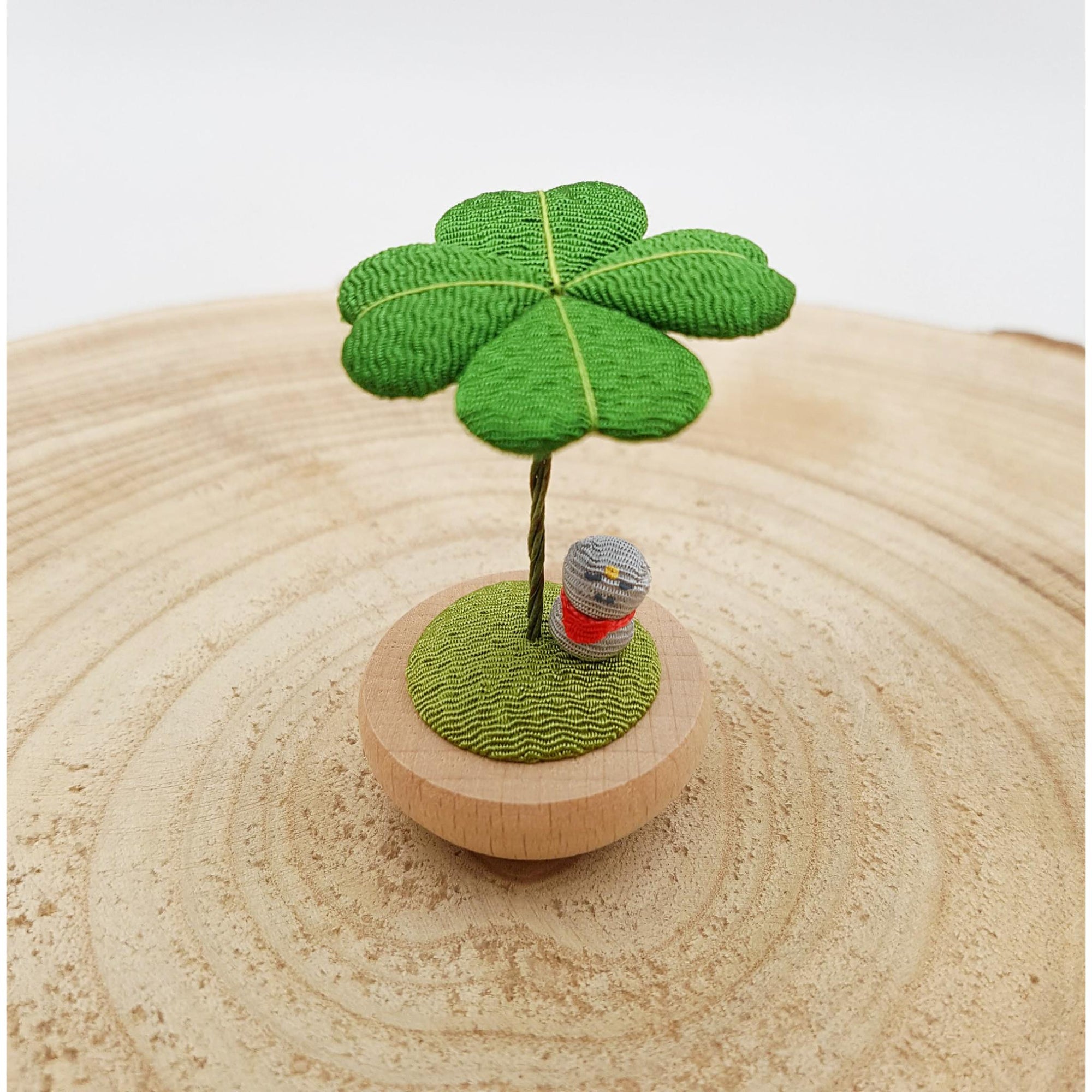 Figurine porte-bonheur yura yura japonais trèfle et animaux en bois et tissu chirimen