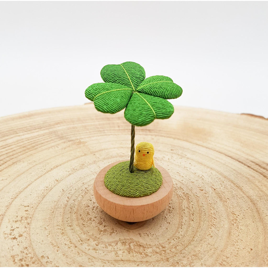 Figurine porte-bonheur yura yura japonais trèfle et animaux en bois et tissu chirimen