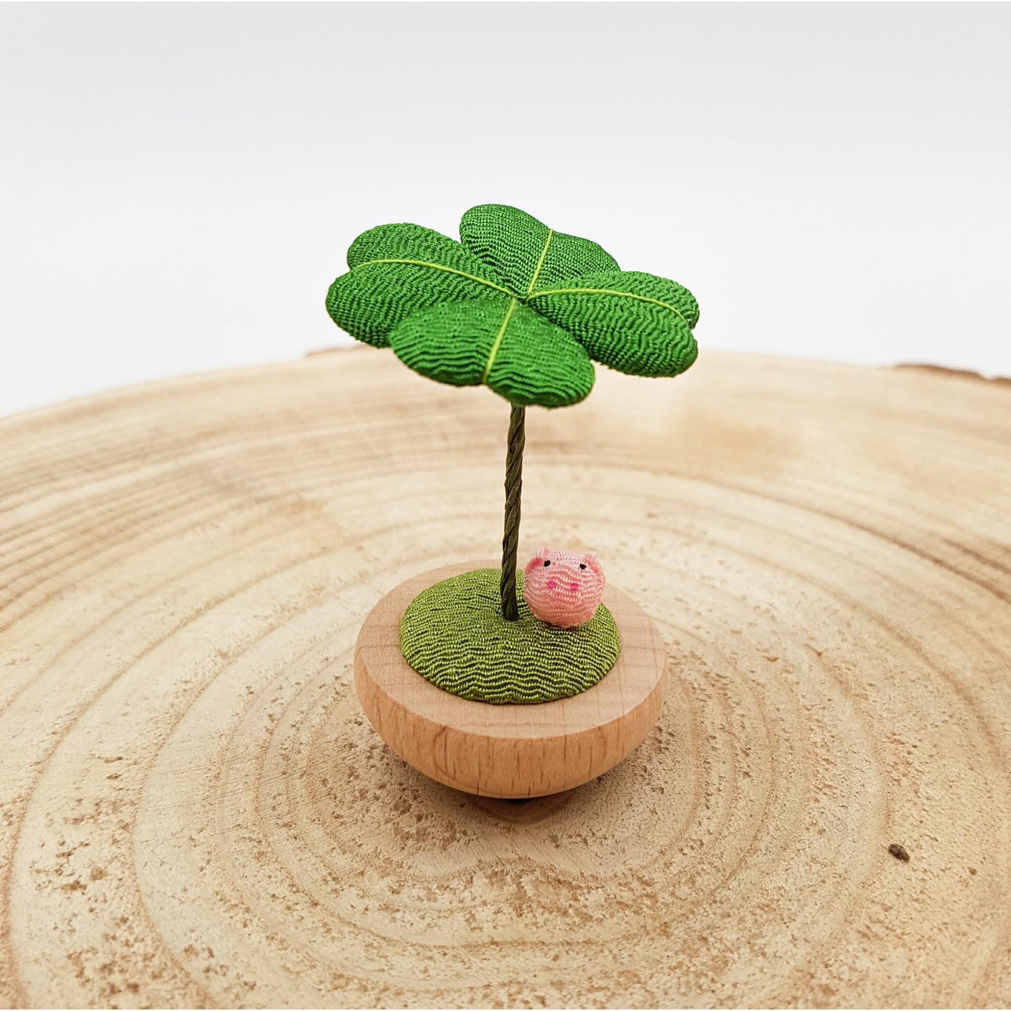 Figurine porte-bonheur yura yura japonais trèfle et animaux en bois et tissu chirimen