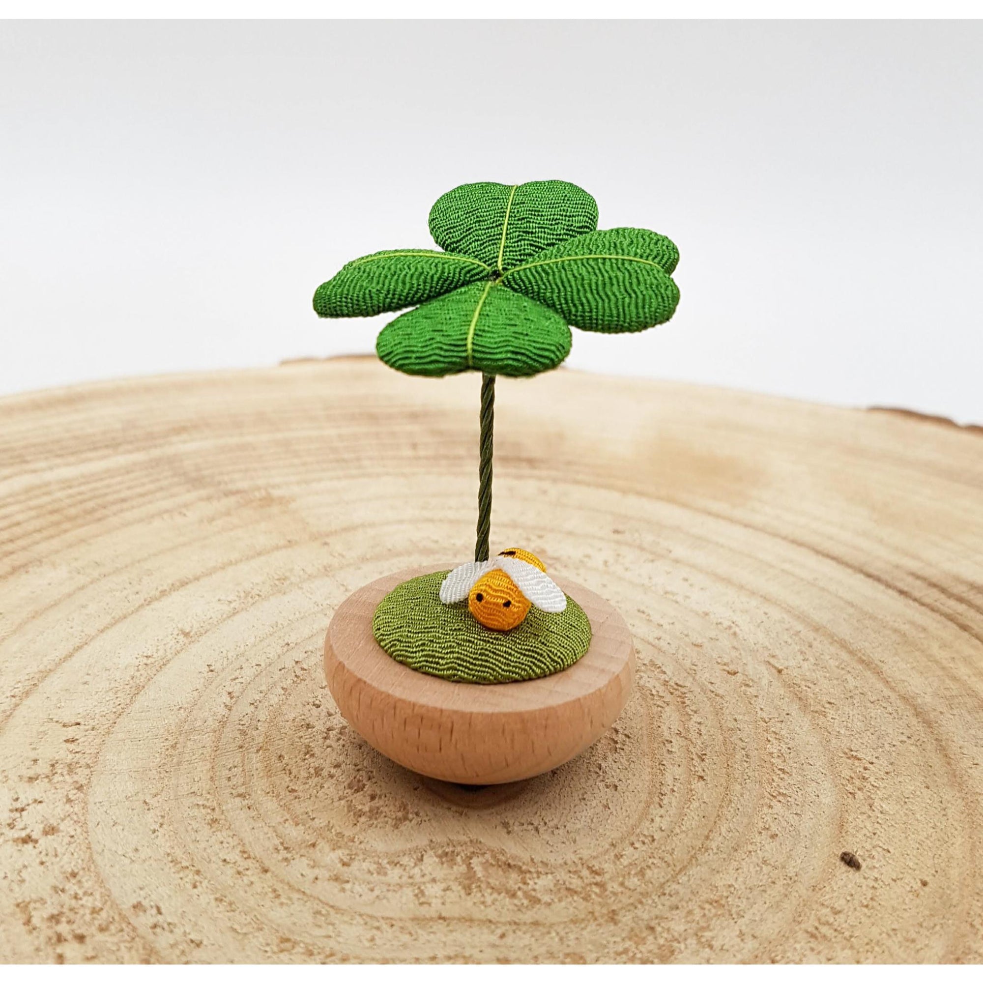 Figurine porte-bonheur yura yura japonais trèfle et animaux en bois et tissu chirimen