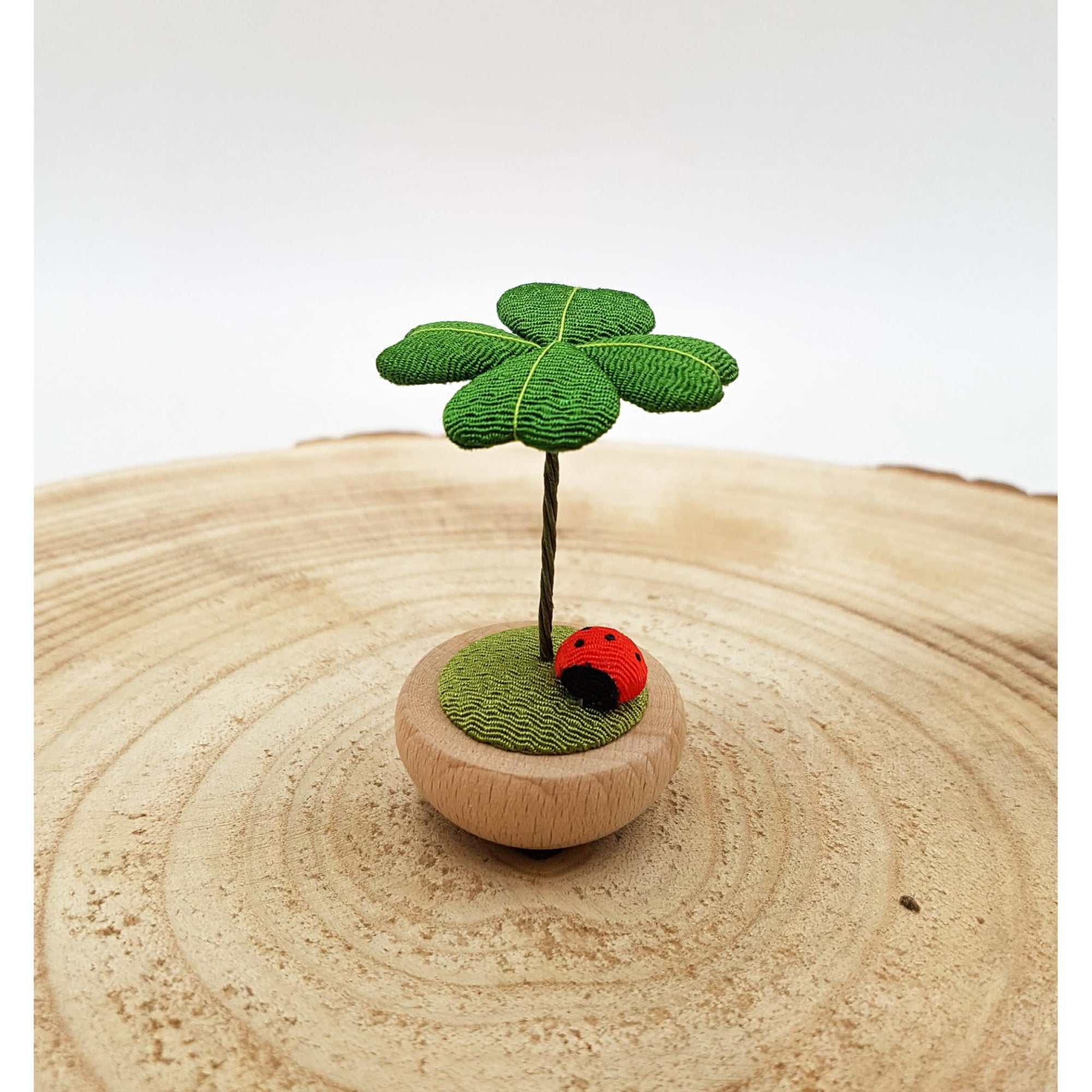 Figurine porte-bonheur yura yura japonais trèfle et animaux en bois et tissu chirimen