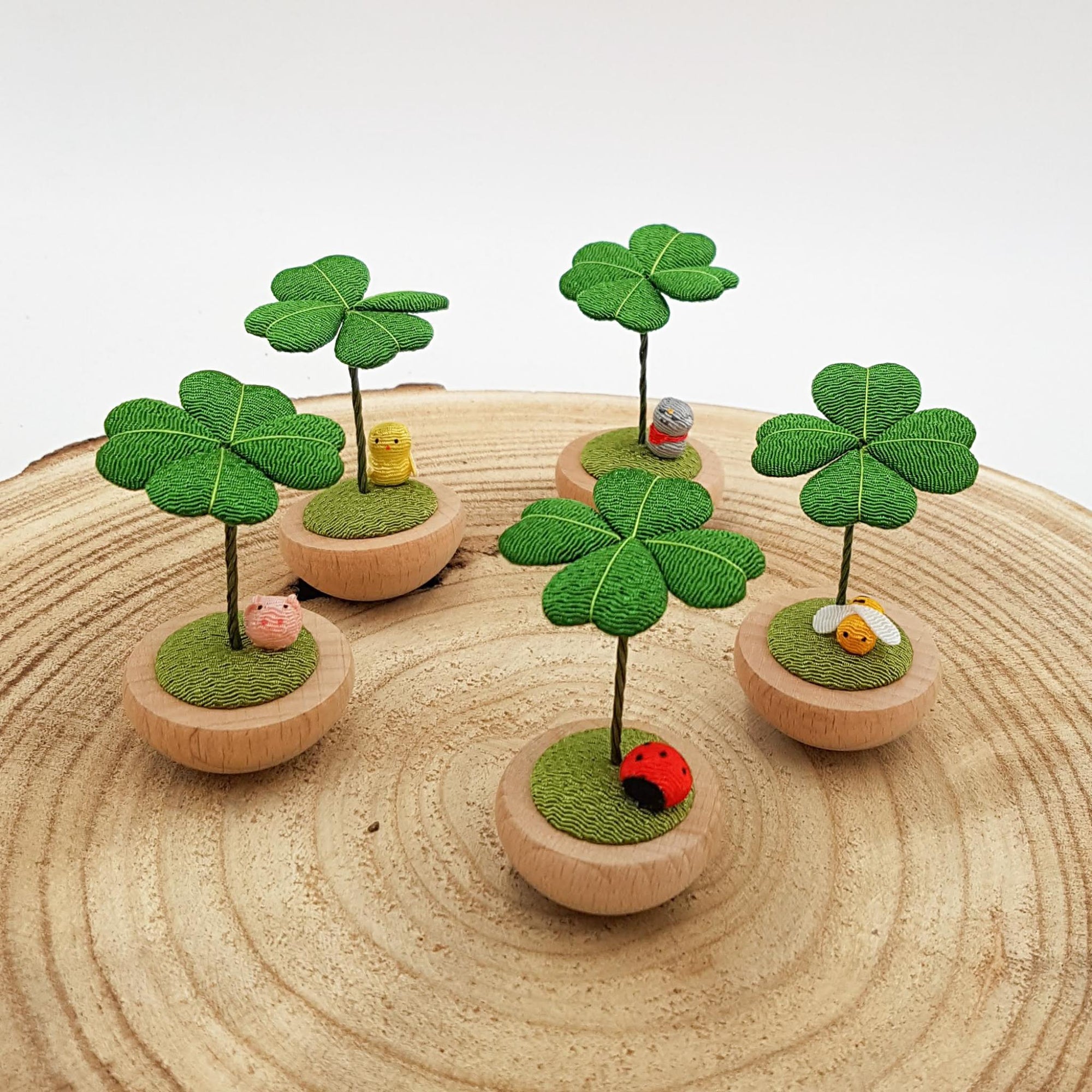 Figurine porte-bonheur yura yura japonais trèfle et animaux en bois et tissu chirimen