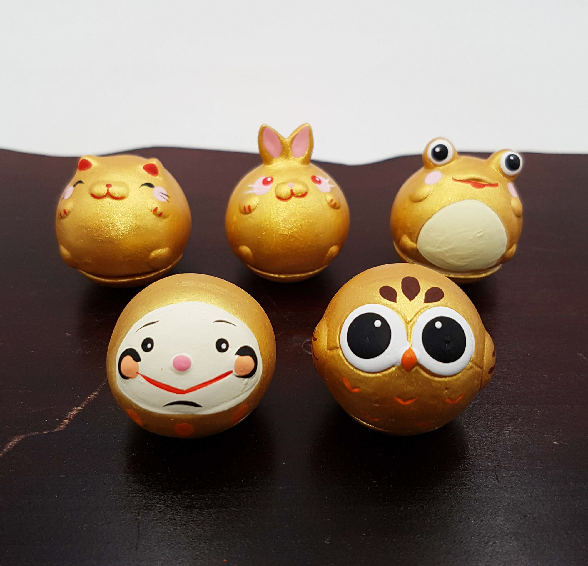 Figurine porte-bonheur culbuto Animaux Dorés en terre cuite fait main au Japon