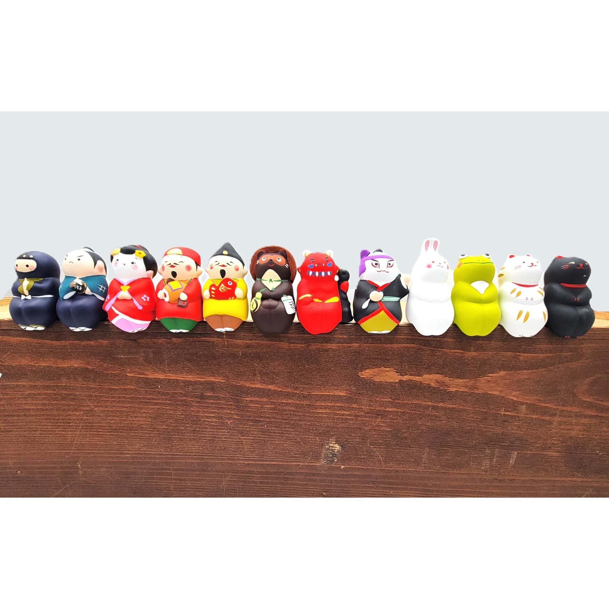 Figurines Osuwari assises en terre cuite et peint Japon fait main artisanal