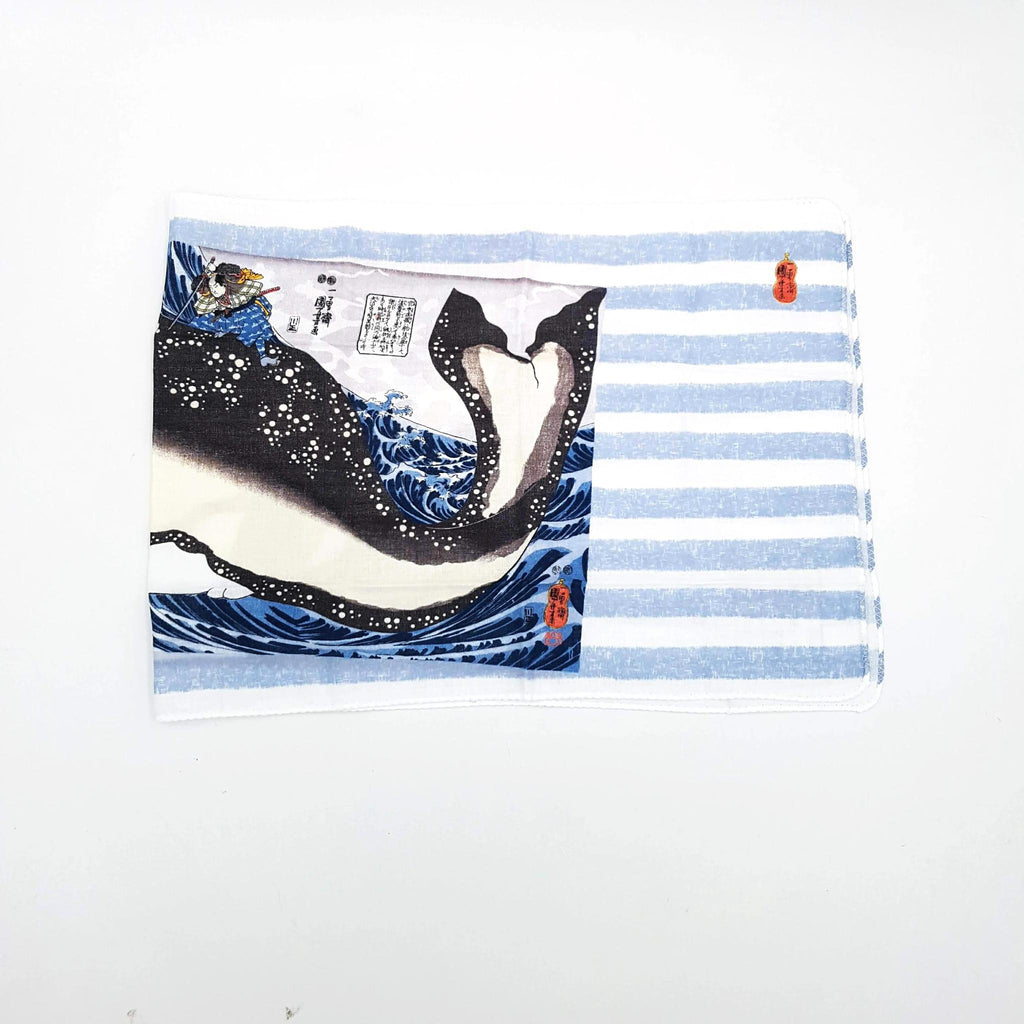 Tenugui serviette japonaise 100% coton imprimé avec reproduction d'estampe Musashi et la Baleine de l'artiste japonais Utagawa Kuniyoshi