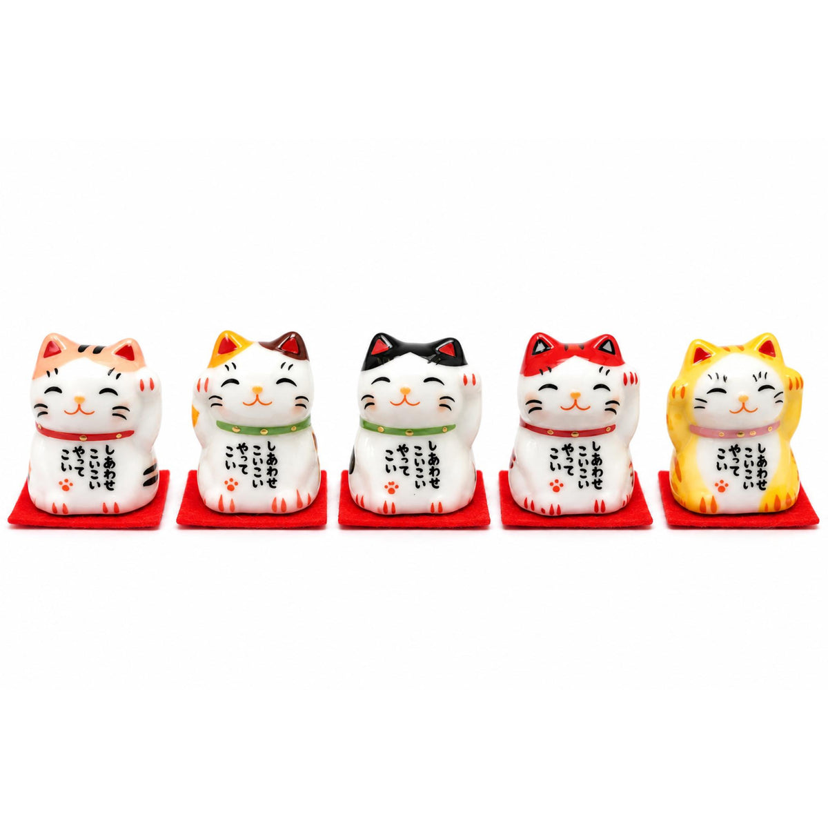 Set de 5 Tiny Maneki Neko en céramique avec tapis – Chats porte-bonheur japonais - Lot de 5