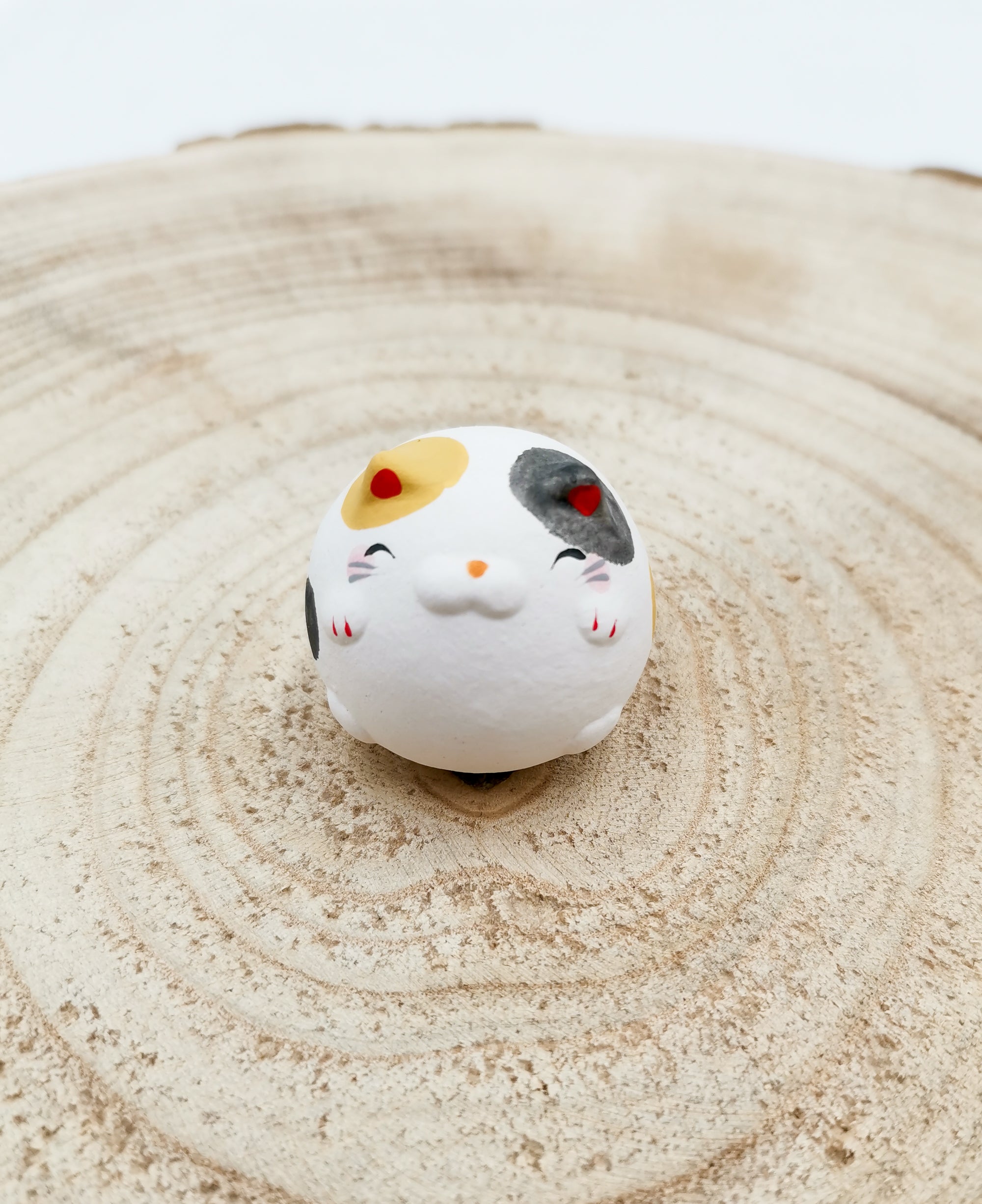 Figurine porte-bonheur culbuto en terre cuite fait main au Japon