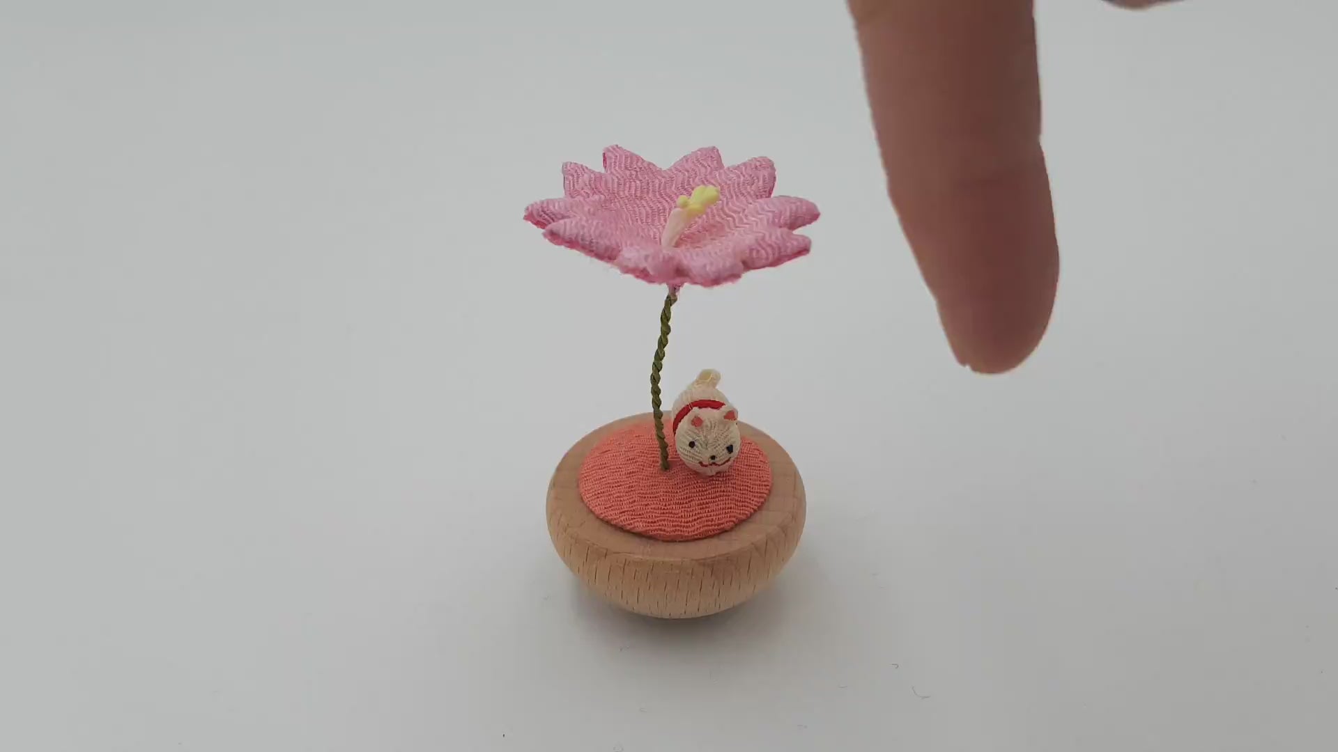 Figurine porte-bonheur yura yura japonais sakura et animaux en bois et tissu chirimen